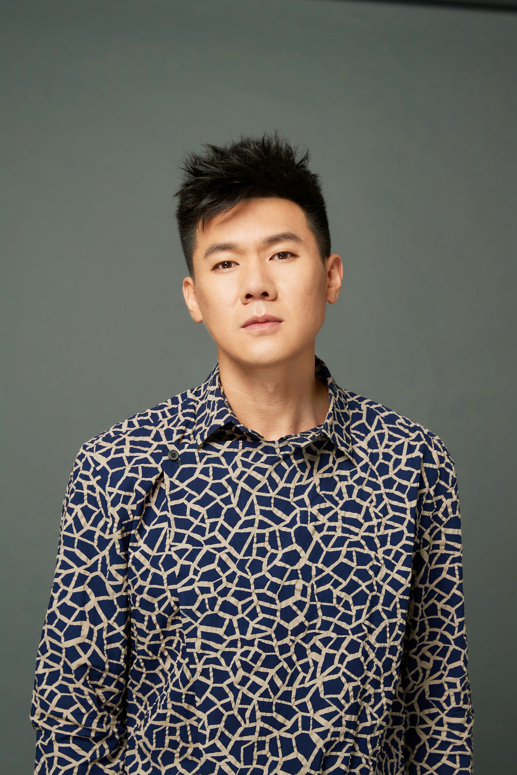 刘春最新长发时尚潮流造型解析